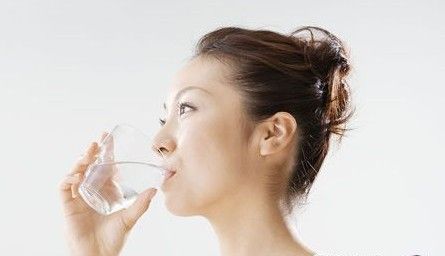早上起床时不要喝太多水。