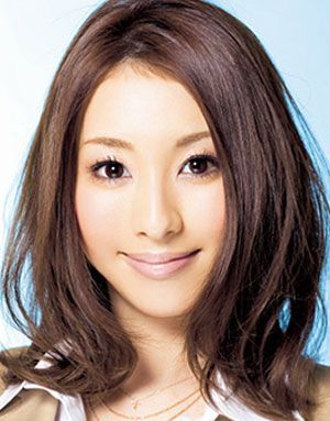 优雅的女性和温和的中等发型设计