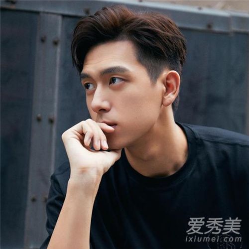 什么样的发型在夏天对男孩来说不性感又好看?夏天男孩喜欢什么样的发型?