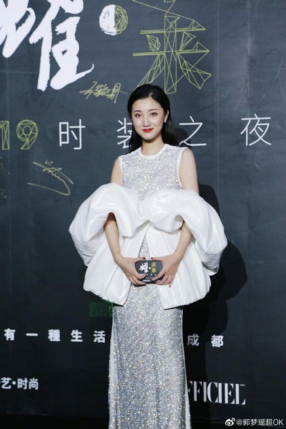 如何收紧面部皮肤取决于明星们做什么。