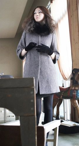 流行的风衣带有女性的复古味道。