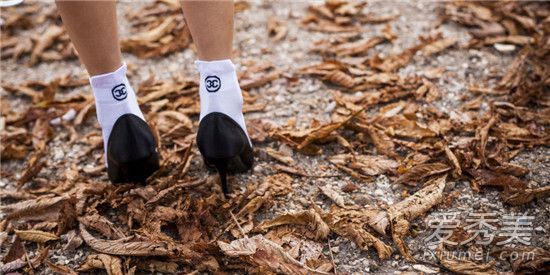 冬天脚踝还露在外面吗？漂亮温暖的长统袜真的很时尚！