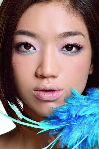 只需一只眼线笔就可以在色彩缤纷的夏天尽情挥洒