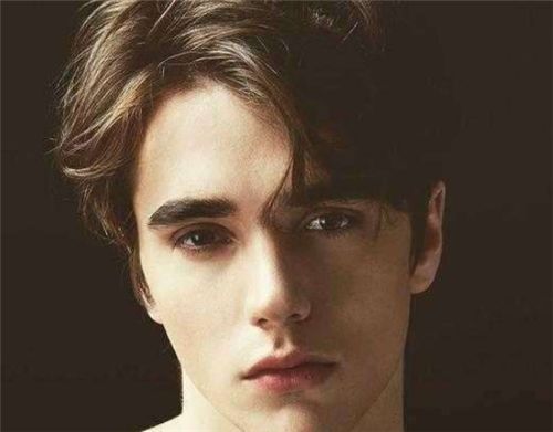 与男性面部相对应的发型适合男性面部。