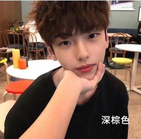 这个男孩染什么颜色的头发看起来好?这个男孩展示了2019年的白色皮肤和发色