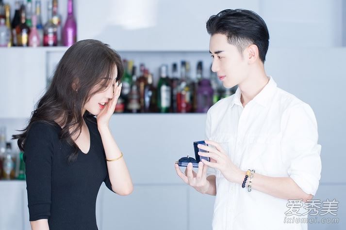 知名博主杨军成功求婚。德玛洛沃钻石戒指见证了他一生中唯一的真爱。