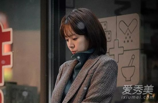 春天夜晚的女人是什么样的发型?这个女人在春天的晚上是怎样在家里吹她的锁骨毛的?
