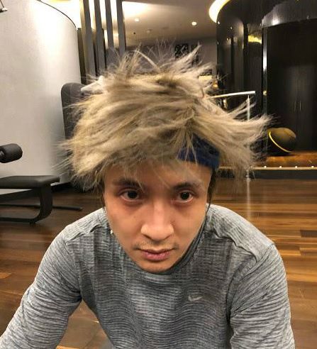 男孩的头发两边是非常油炸的发型管理技巧超级策略摄政王莫希干大光头莫希干