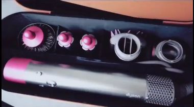 戴森的卷发器可以帮助你梳理短发。