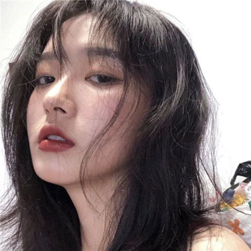 定期染发和烫发会导致白发吗?