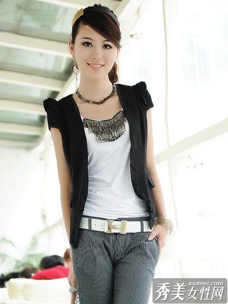 萧的深V裙彰显醇雅气质