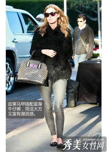 女演员展示时装外套的搭配技巧