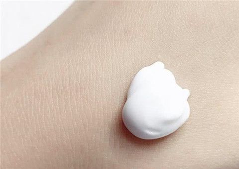 母乳可以涂在脖子和胸部吗?