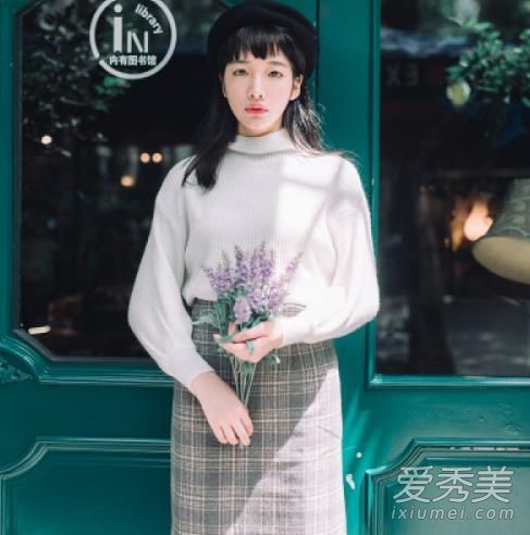 一个穿着长裙、脱下高跟鞋的矮个子女孩也是一条长腿！