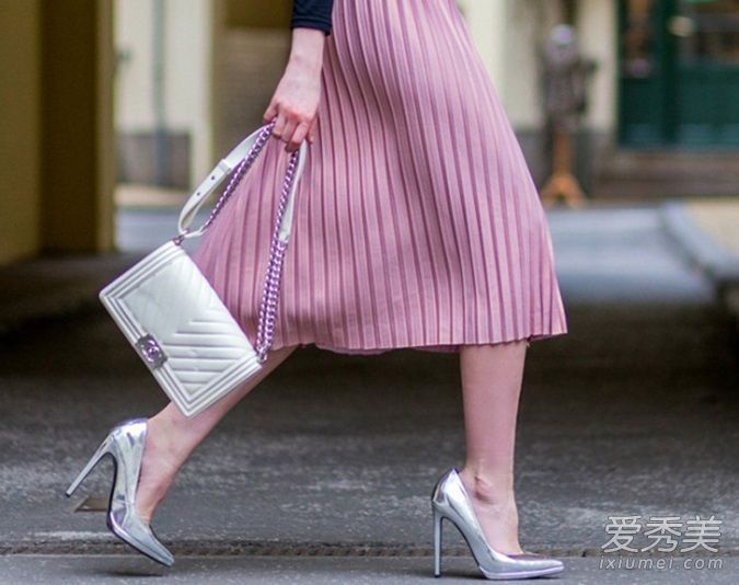 梨形女孩的救星:百褶裙帮助你隐藏脂肪
