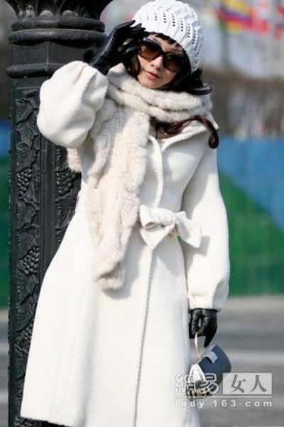 纯白呢绒大衣，冬天的优雅女人