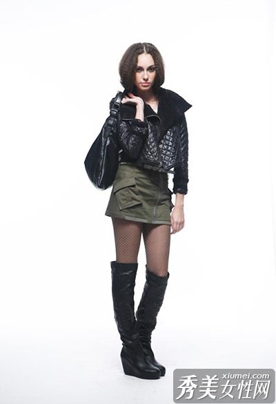 流行的高层靴有超高的水平