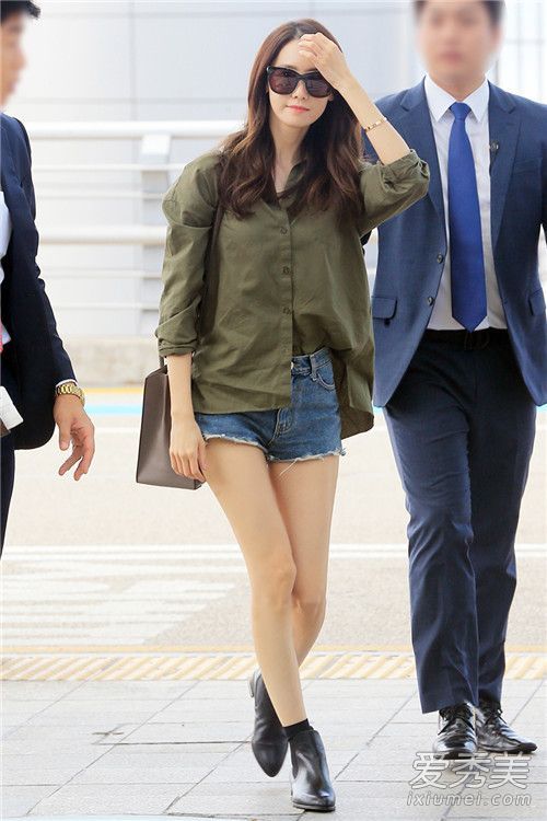 长袖衬衫配什么样的裤子？女演员喜欢穿短裤。