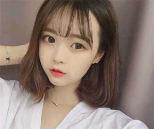 小的适合那些发型。这些发型增强了小女孩的气质。