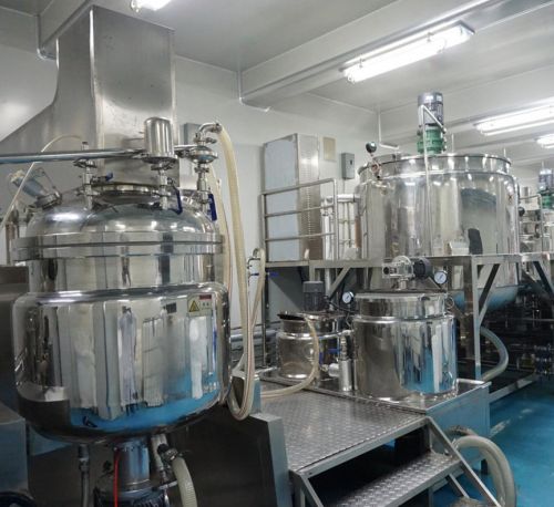 范艳美容护肤冻干粉“修复”皮肤，并不忘记“补充水分”