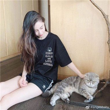 杨蜜和杨颖安吉拉宝贝都穿着t恤。魔法在哪里?