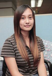 隔壁的女孩抽烟和化妆PK大s。