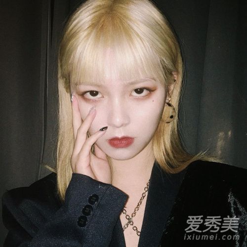 这个女孩的后鼓包适合什么发型?把她的头发剪短看起来好吗