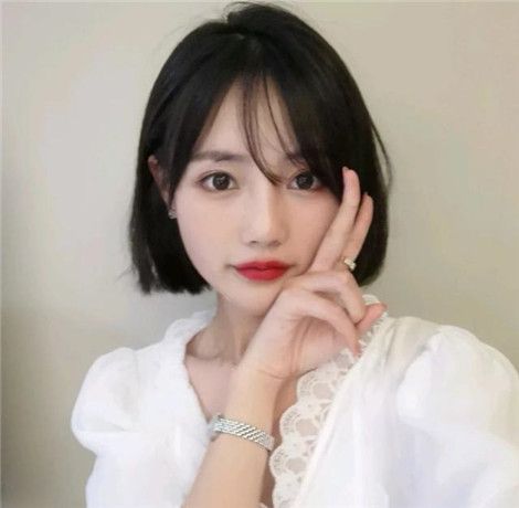 从整齐的刘海,空气体刘海到八字刘海,年轻女孩最喜欢的刘海是任何人都不能剪的。