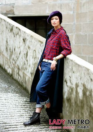 这款酷炫的中性套装专为女性设计。