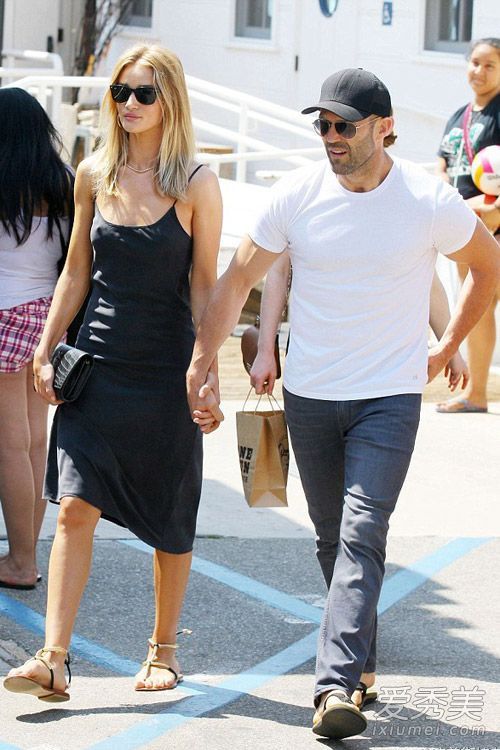 三伏天穿吊带连衣裙清凉。