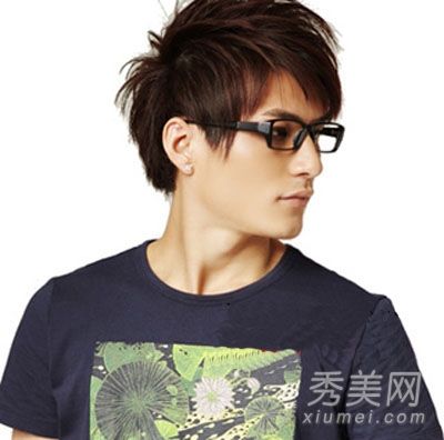 秋冬男孩的短发让男人在工作场所更有吸引力