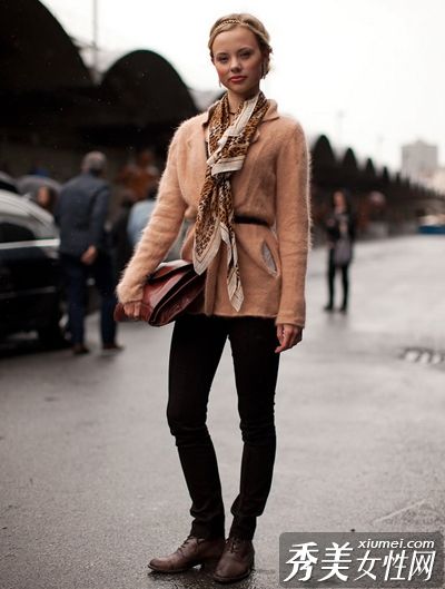 这个矮个子女孩的细节很精彩，也很容易展示。