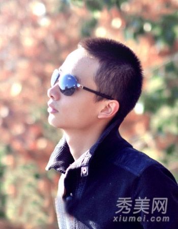 男孩的圆脸适合什么发型?他充满个性和风格。