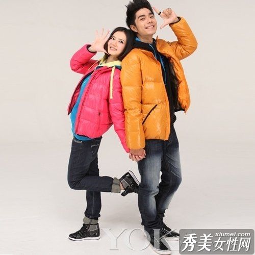 温暖多彩的冬装对两个人来说冬天不会冷。