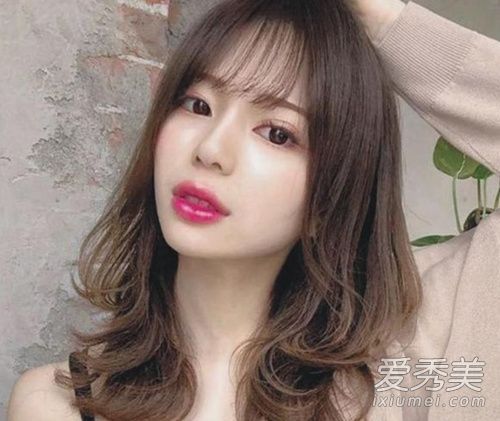 一个40岁的女人有什么发型?一个40岁的女人拉长着脸有什么发型?