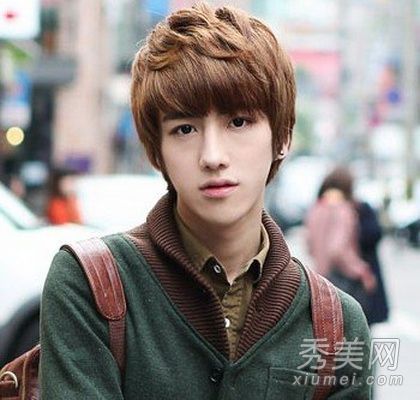 2012年,时尚男孩必须观看他们发型的照片。