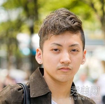 今年秋天,酷男孩的短发让女孩的眼睛变得明亮。