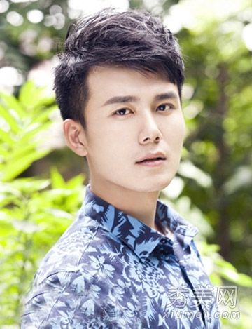 适合男生在开学时留的短发很容易吸引初中女生。