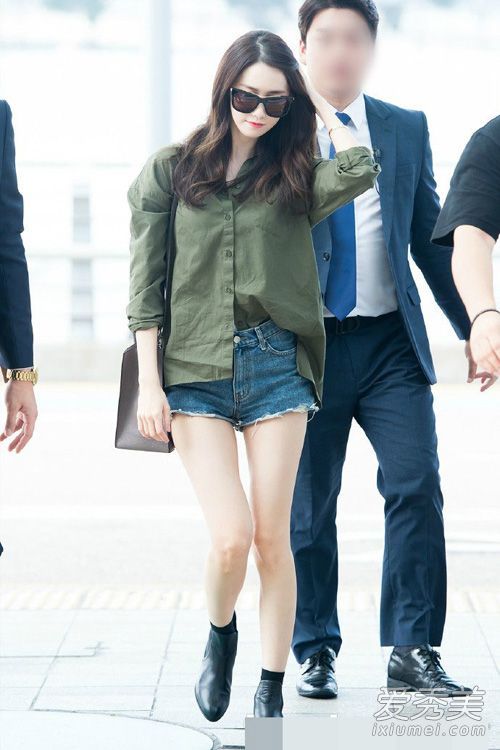 牛仔短裤配这些是打开它们的正确方法。