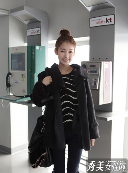 漂亮的女人喜欢冬天的衣服,以显示苗条的气质
