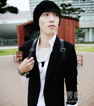 冬季时尚男孩的发型动感又帅气。