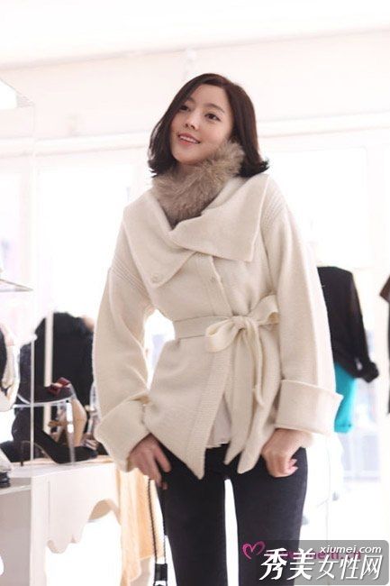 外套+裙子+脚踝挤压靴，成为混搭奇才