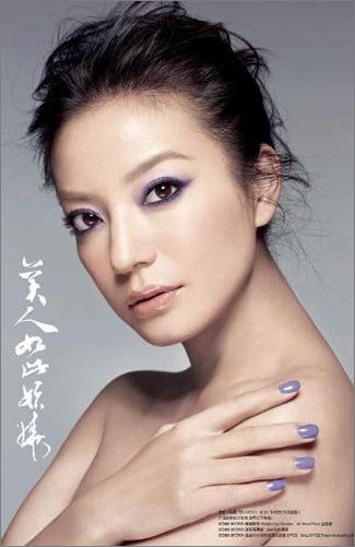 三位李宇春香肩女演员凸显迷人的女人味
