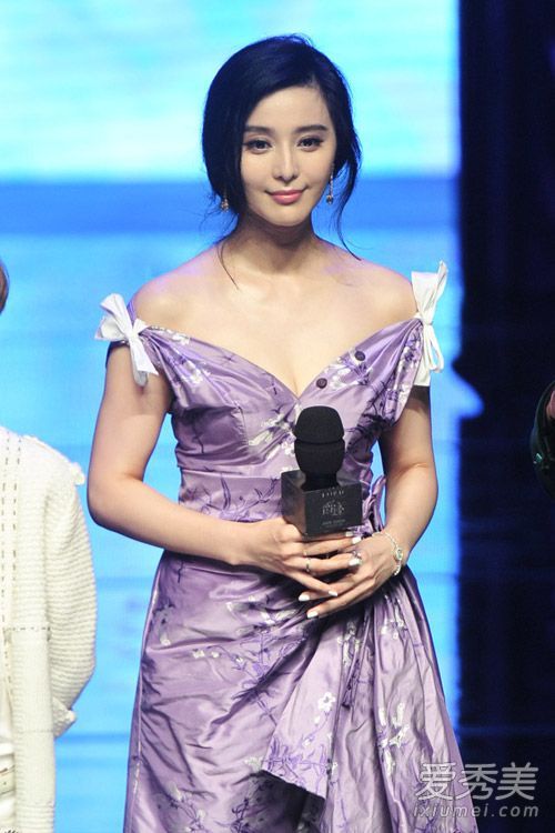 範冰冰和劉濤女演員都愛上了齊肩長裙。