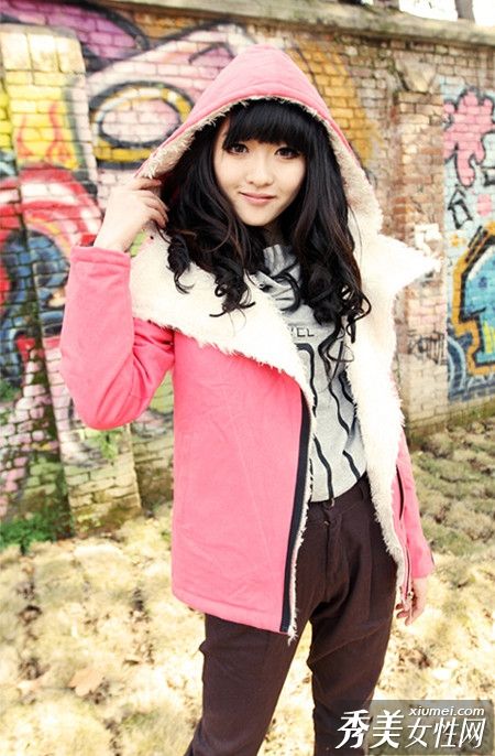 大翻領的粉色柔軟外套用途廣泛，非常可愛。