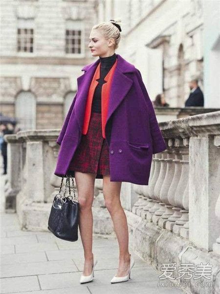 誰說紫色不容易拿？紫色衣服配這些彩色圍巾很好看。