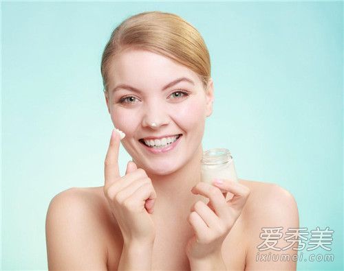 你用什么护肤品来外用油和内部干性皮肤护理