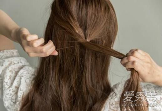 如果你的头发稀少，如何编织松散的马尾辫来拯救你！