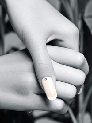 氣質女性使用裸體指甲油。