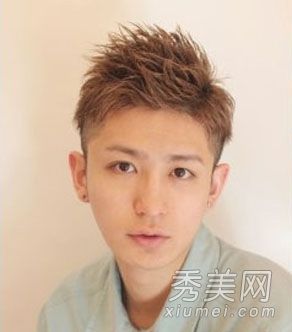 2013年最新的男生没有刘海，留着短发，清新帅气。